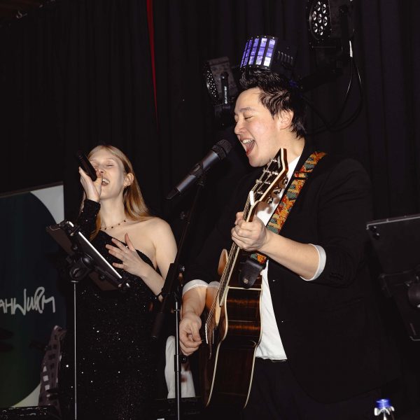 Saenger und Saengerin singen