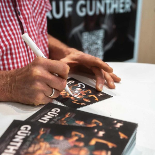 Signierkarten auf einem Tisch, die gerade unterschieben werden