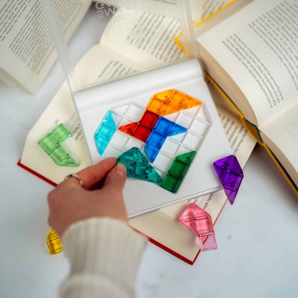 Das Spiel IQ Love auf einem offenen Buch