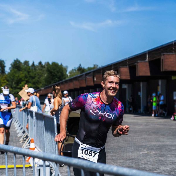 Laeufer laeuft von der Wechselzone aus auf die Laufstrecke beim Triathlon in Unterschleißheim 2024